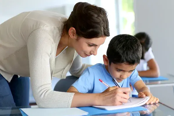 Maestra enseñando matemáticas a niños