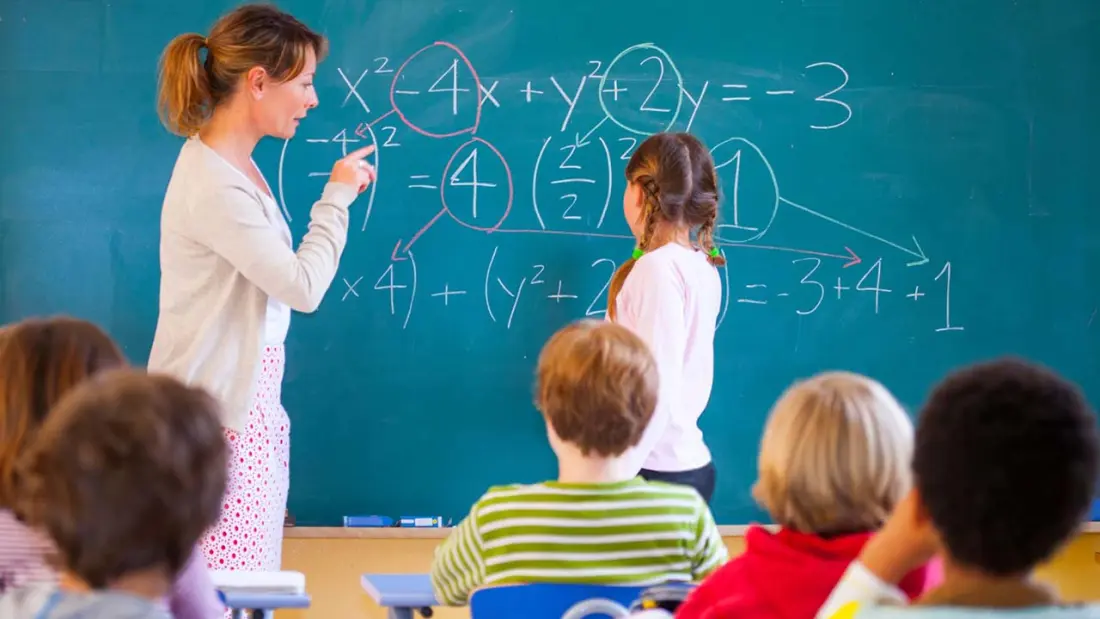 Maestra enseñando matemáticas a niños