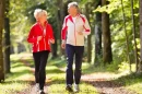 Adultos mayores caminando ejercicio