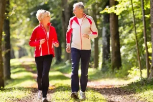 Adultos mayores caminando ejercicio