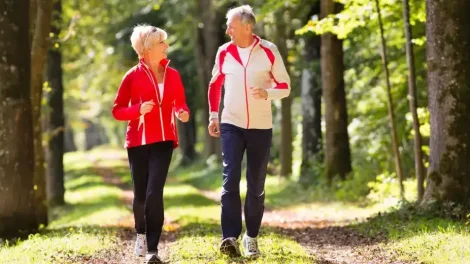 Adultos mayores caminando ejercicio