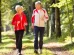 Adultos mayores caminando ejercicio