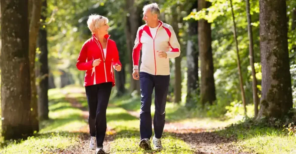 Adultos mayores caminando ejercicio