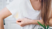 Cómo quitar las manchas de las axilas en la ropa