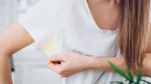 Cómo quitar las manchas de las axilas en la ropa