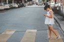 Niña distraída con smartphone