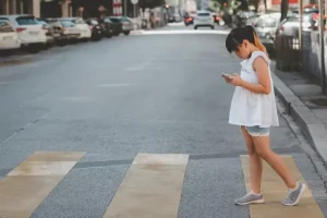 Niña distraída con smartphone