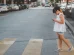 Niña distraída con smartphone
