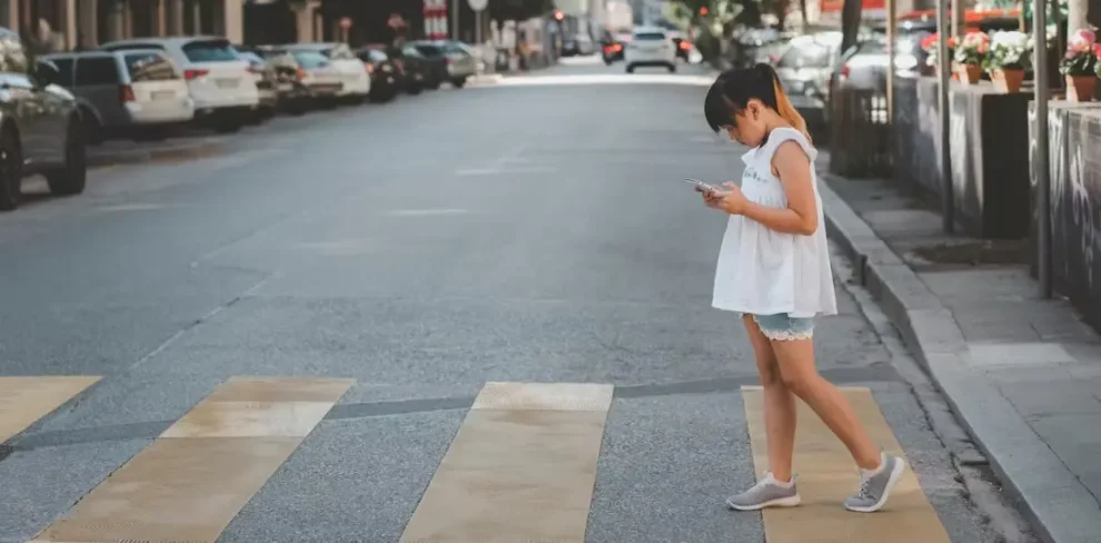 Niña distraída con smartphone