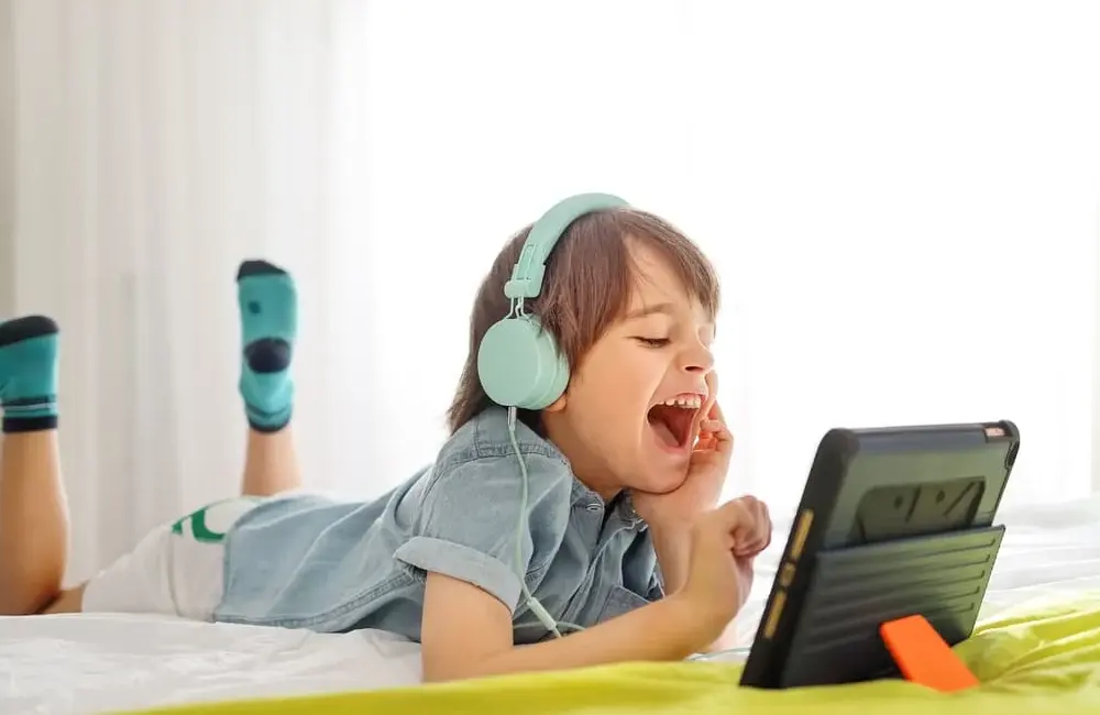 Niño con tablet