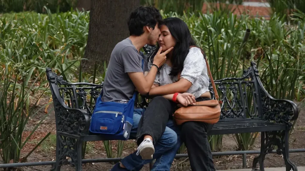 Pareja besándose Cita Pareja besándose Cita