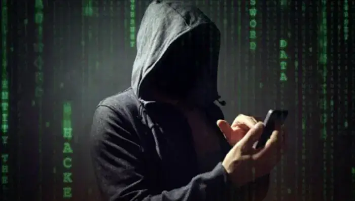 Hacker espiando smartphone Hacker espiando smartphone