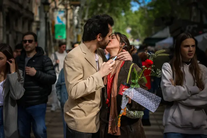 Pareja besándose Pareja besándose