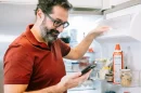 Hombre metiendo alimentos al refrigerador