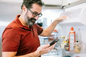 Hombre metiendo alimentos al refrigerador