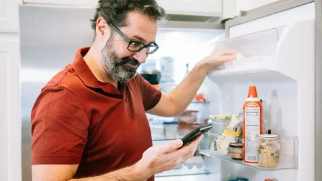 Hombre metiendo alimentos al refrigerador