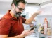 Hombre metiendo alimentos al refrigerador