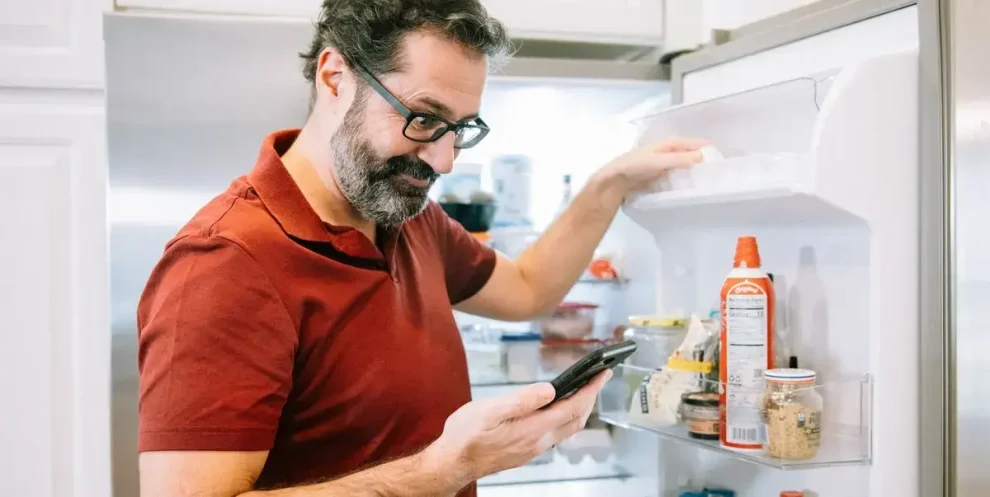 Hombre metiendo alimentos al refrigerador