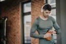 Hombre tomando agua gimnasio