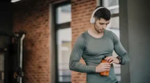 Hombre tomando agua gimnasio