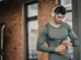 Hombre tomando agua gimnasio