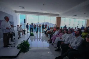 Reconoce alto sentido social y democrático de radio y tv