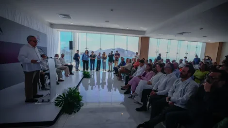 Reconoce alto sentido social y democrático de radio y tv
