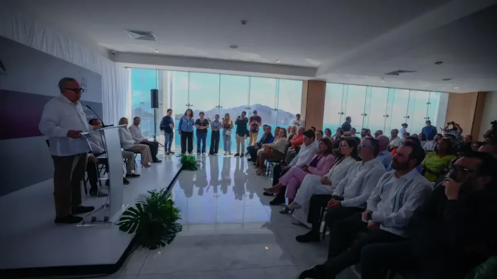 Reconoce alto sentido social y democrático de radio y tv
