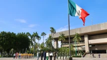 izamiento por el 214 aniversario de la muerte de Miguel Hidalgo