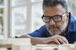 Arquitecto observando
