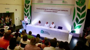 Entrega estímulos por jubilación a trabajadores de COBAES
