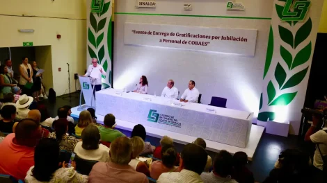 Entrega estímulos por jubilación a trabajadores de COBAES