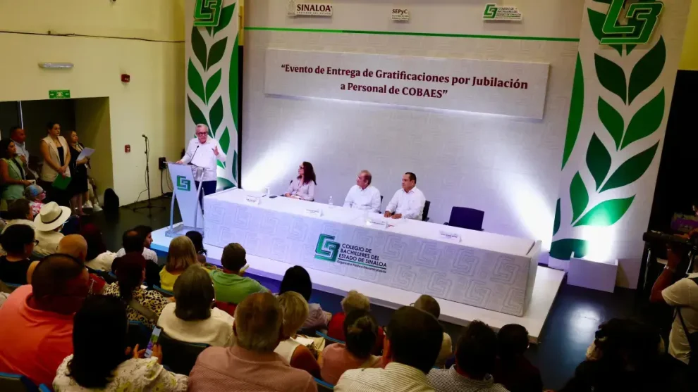 Entrega estímulos por jubilación a trabajadores de COBAES