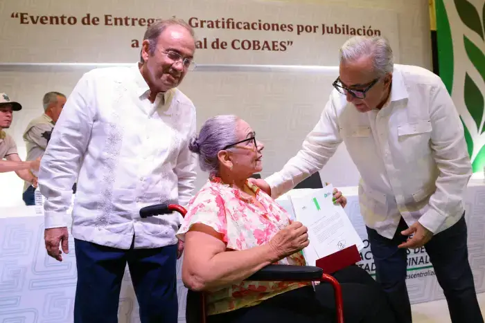 Entrega estímulos por jubilación a trabajadores de COBAES 