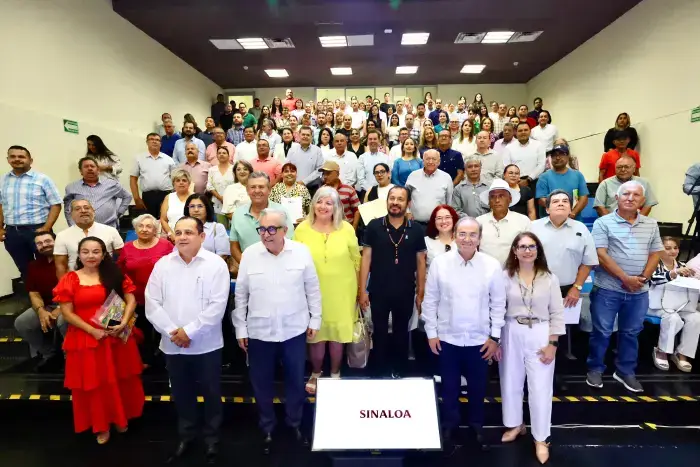 Entrega estímulos por jubilación a trabajadores de COBAES 