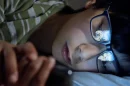 Niño en cama celular