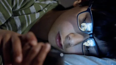 Niño en cama celular