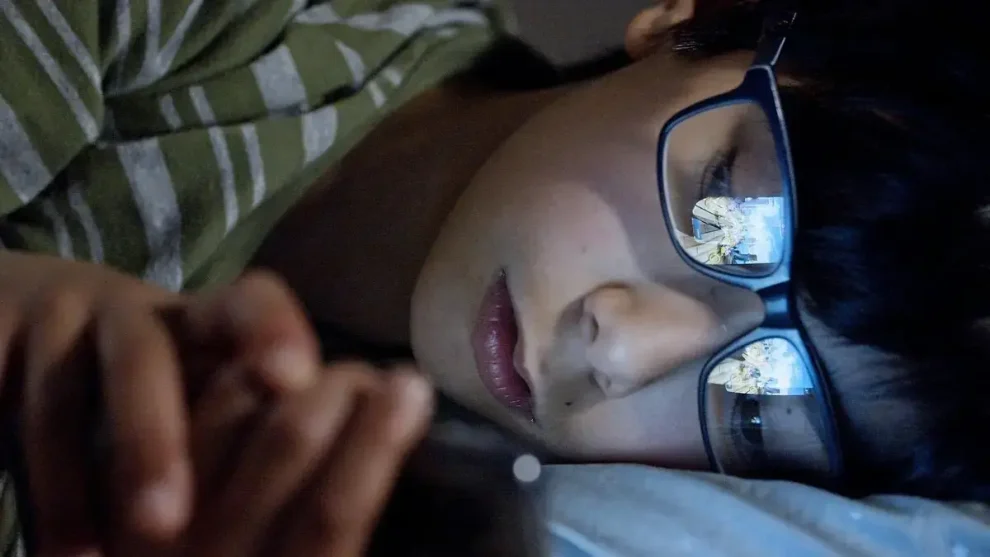 Niño en cama celular