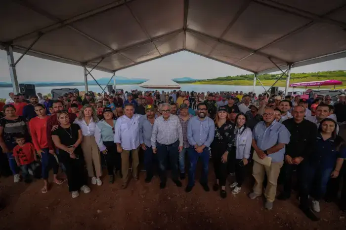 Siembra de alevines en la presa Sanalona