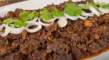Cilorio Sinaloense en plato chile guajillo