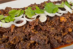 Cilorio Sinaloense en plato chile guajillo