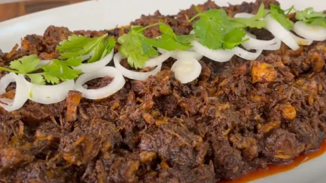 Cilorio Sinaloense en plato chile guajillo