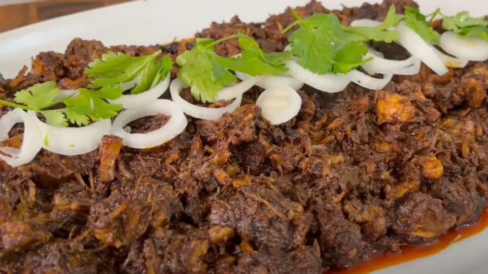 Cilorio Sinaloense en plato chile guajillo