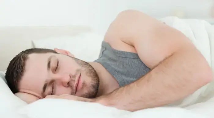 Hombre dormido plácidamente después de masturbarse
