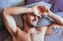 Hombre sexy en cama
