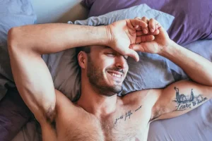 Hombre sexy en cama