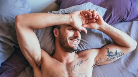 Hombre sexy en cama