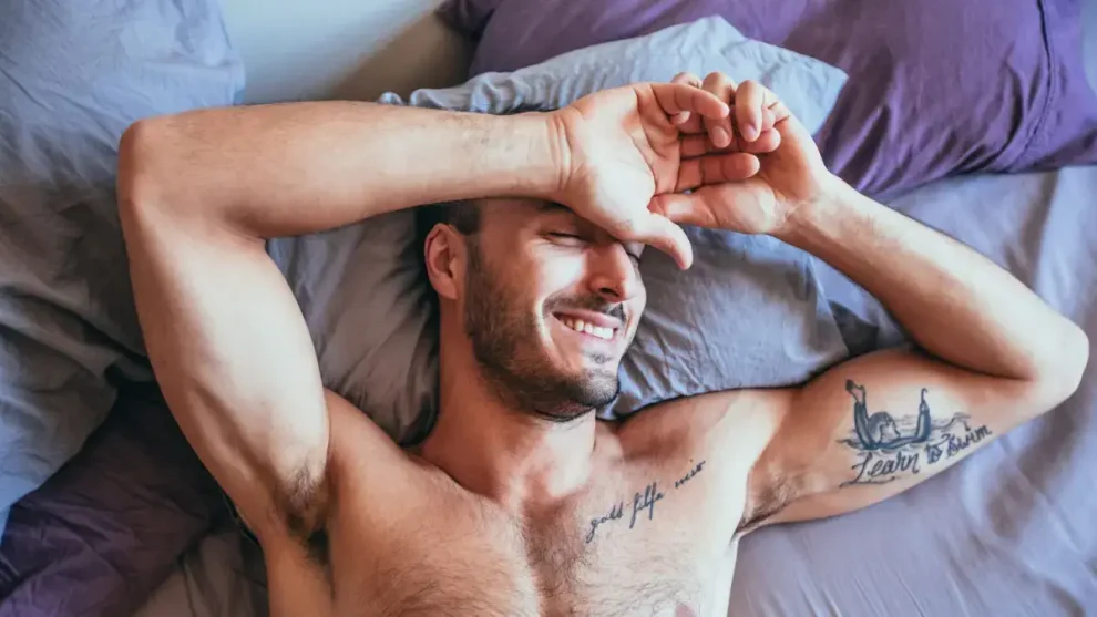 Hombre sexy en cama