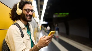 Hombre usando smartphone y headphones