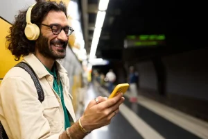 Hombre usando smartphone y headphones